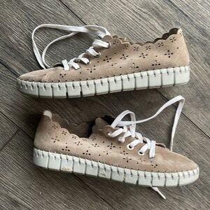 Anthropologie shoes size 7 tan loafers soft suede lace up athleisure